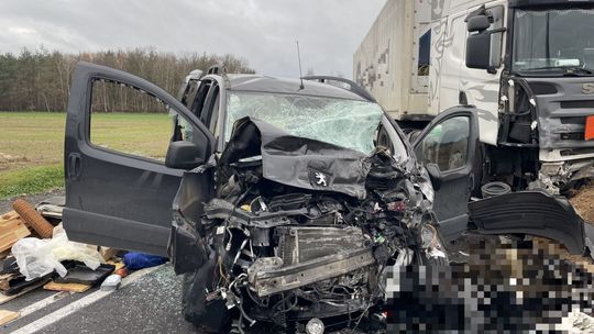 Wypadek pod Glinojeckiem. Kierowca osobówki zmarł w szpitalu