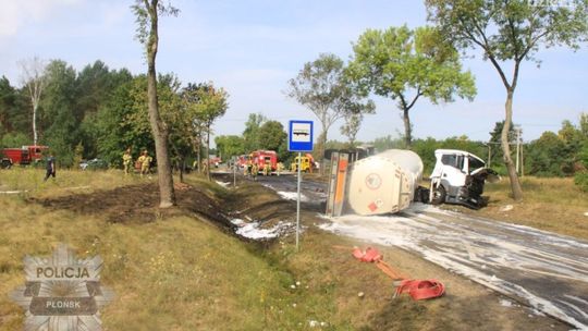 Wypadek pod Płońskiem - cysterna zapaliła się po zderzeniu z osobówką
