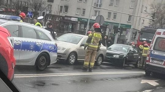 Wypadek w centrum Ciechanowa. Zderzyły się dwie osobówki