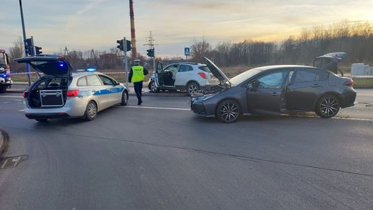 Wypadek w Ciechanowie! Kierowca Opla trafił do szpitala po zderzeniu z Toyotą