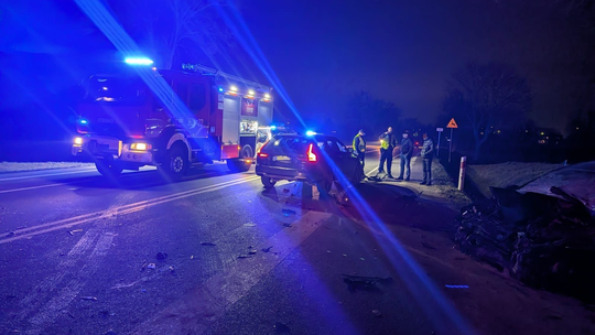 Wypadek z udziałem 3 aut, w tym beczkowozu