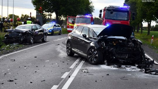 Wypadek w Stupsku. Ranni rodzice z 2-letnim dzieckiem po czołowym zderzeniu na DW 615