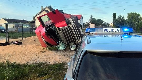 Wypadek we Wróblewie. TIR w rowie, ranna 19-letnia pasażerka trafiła do szpitala w Ciechanowie