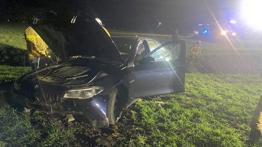 Wypadł z drogi. Jedna osoba poszkodowana