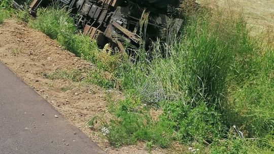 Wypity alkohol nie pozwolił mężczyźnie dotrzeć do domu traktorem. Pojazd został w rowie