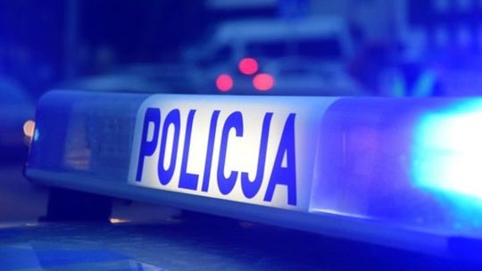 Podświetlony napis „POLICJA” na belce świetlnej radiowozu