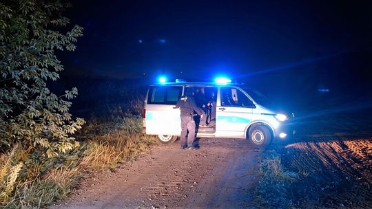 Policyjny radiowóz podczas nocnych poszukiwań w terenie