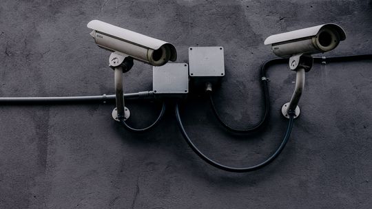 Kamery monitoringu na ścianie budynku