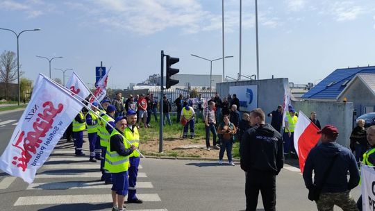 Wyższych płac domagają się pracownicy wielkiej firmy papierniczej w Ciechanowie. Strajkują bezterminowo, do skutku
