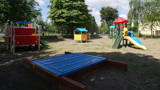 Zabawa na placu przy przedszkolu nr 8 w Ciechanowie to teraz jeszcze większa i bezpieczniejsza frajda