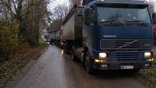 Zablokowana droga powiatowa 1206W. Powodem załadunek buraków