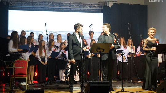 Zabrzmiały patriotyczne pieśni. Była też poezja