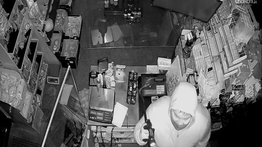 Zamaskowani mężczyźni okradli sklep! Policja na tropie jednego sprawcy