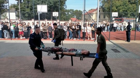 Zamaskowani napastnicy w liceum w Pułtusku! Ćwiczenia służb zakończone sukcesem