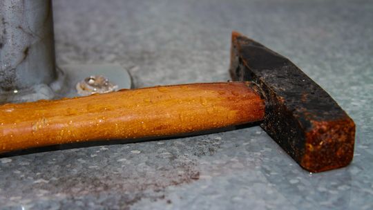 Zamówił markową wkrętarkę, w paczce znalazł młotek Młotek na stole