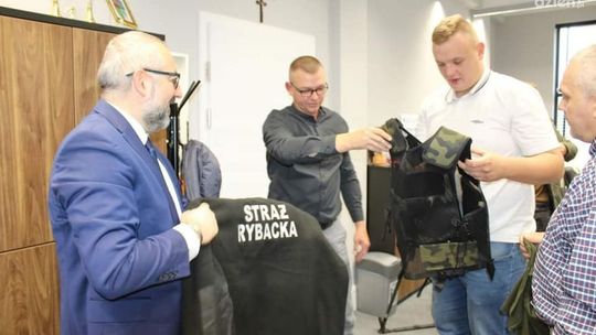 Zarząd Powiatu Przasnyskiego dał mundury Społecznej Staży Rybackiej