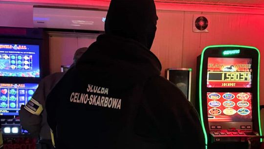 Zatrzymali 26 osób, zabezpieczyli 150 nielegalnych automatów do gier