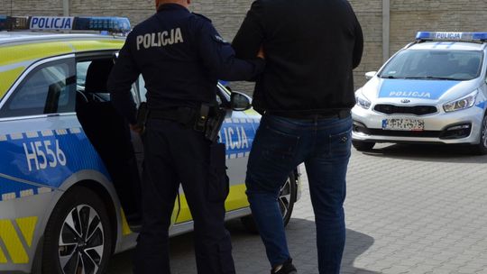 Zatrzymany z kilogramem amfetaminy i bronią. Recydywista wpadł w Szydłowie