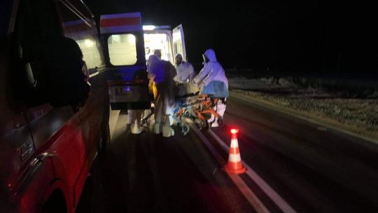 Zderzenie busa z karetką przewożącą osobę pod respiratorem chorą na Covid-19. Do zdarzenia doszło na DK7