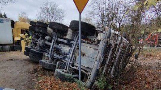 Zderzenie dwóch ciężarówek. Na DK-60 trwają utrudnienia w ruchu 