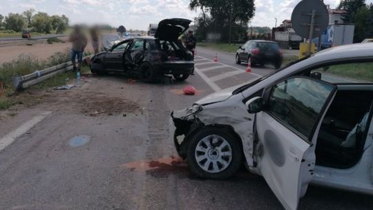 Zderzenie dwóch samochodów w Dłużniewie