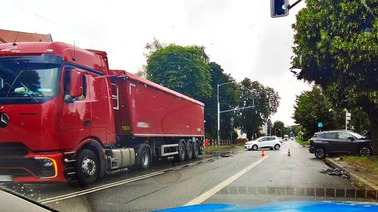 Zderzenie tira z osobówką w Mławie. Ranna kobieta trafiła do szpitala, ruch jest całkowicie zablokowany