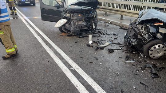 Zderzyły się dwa samochody osobowe. Do zdarzenia doszło w niedzielę rano, na wiadukcie w Konopkach