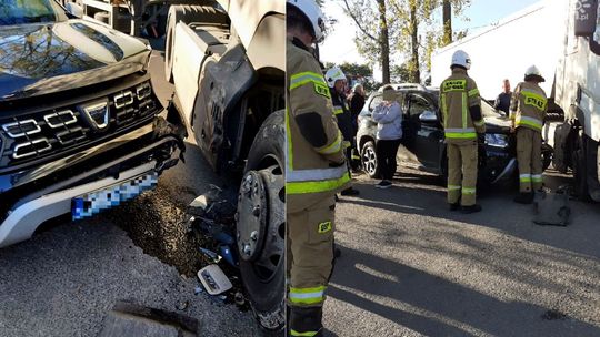 Zderzyły się osobówka z ciężarówką. Ranna jedna osoba. Droga była zablokowana