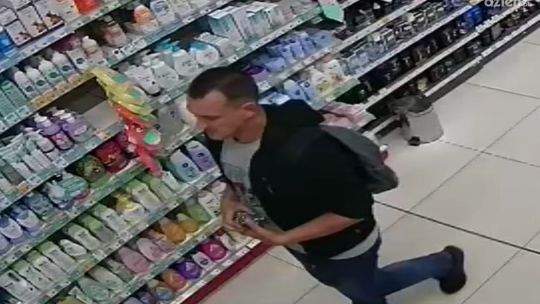 Złodziej kosmetyków w oku kamery