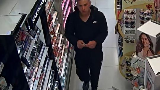 Złodziej perfum poszukiwany w Ciechanowie. Czy ktoś go widział?