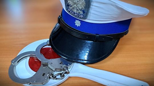 Złodziej wykorzystał czas modlitwy: kradzież na plebanii w Krzynowłodze Wielkiej Atrybuty policjanta