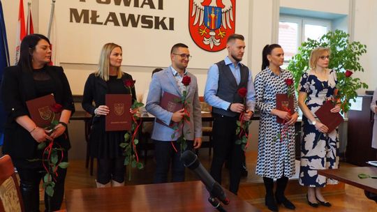  Złożyli ślubowanie i odebrali akty
