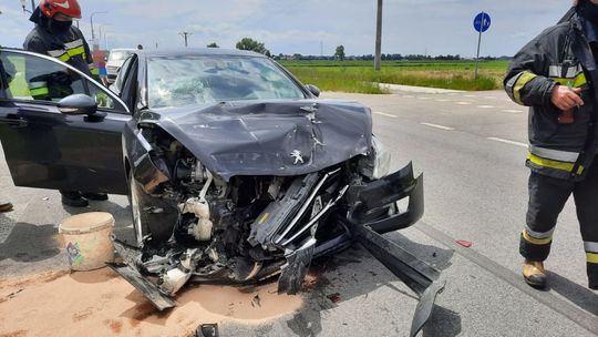 Zmiażdżony przód osobówki na obwodnicy wschodniej Ciechanowa (zdjęcia)