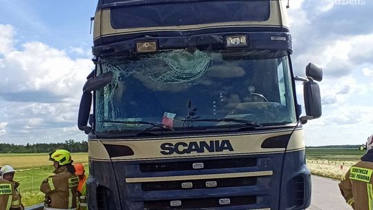 Znak był duży i oświetlony. Kierowca twierdził, że go nie widział. Doszło do zderzenia
