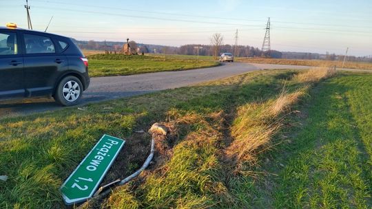 Znak wyrwany wraz z betonową podstawą. Wandale w akcji