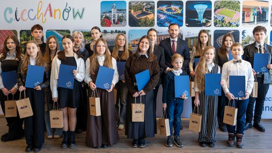 Stypendyści i prezydent Ciechanowa