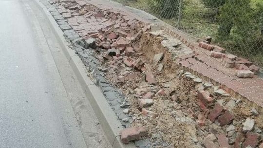 Zniszczono chodnik w Mosakach