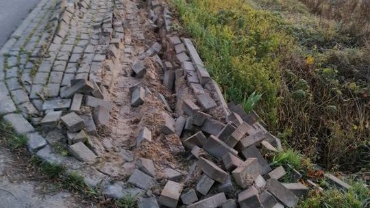Zniszczony chodnik w Bądkowie. Sprawą zajmie się policja!