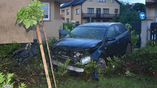 Zniszczył ogrodzenie i ścianę budynku. Wraz z pasażerem ulotnił się z miejsca zdarzenia