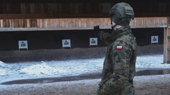 Żołnierz podczas zawodów strzeleckich