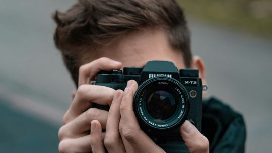 Fotoreporter przy robieniu zdjęcia