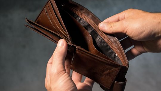 Zuchwała kradzież w Przasnyszu i zatrzymania na drogach. Policja podsumowuje ostatnie dni Zdjęcie pustego portfela