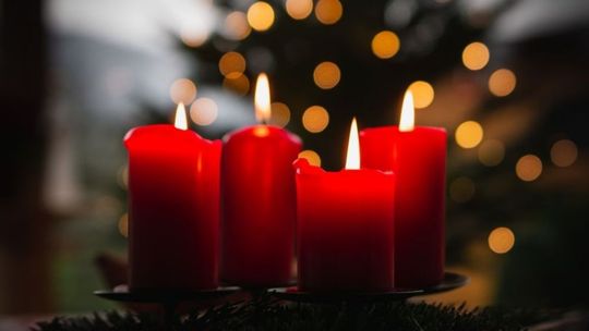 Świece adwentowe, płonące