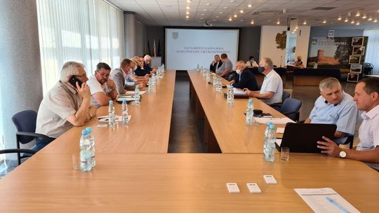 Zwyczajna sesja w nadzwyczajnym trybie. Obradowali "na żywo" radni powiatowi