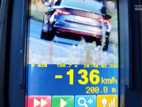 136 km/h w terenie zabudowanym! Wakacyjny weekend i czarna seria piratów drogowych