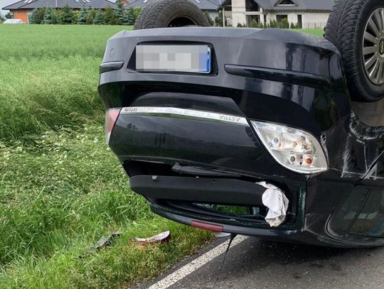 15-latek kierował autem i dachował niedaleko Naruszewa!
