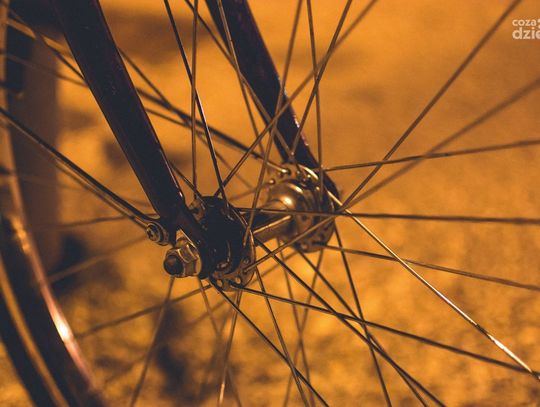 18-latek miał prawie 2 promile. Potrącił pieszą i uderzył w samochód