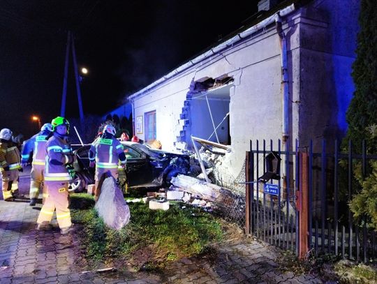 Samochód BMW wbił się w ścianę domu