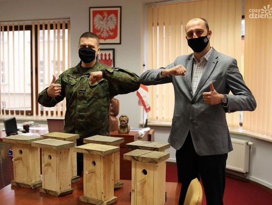2 OREL przekazał budki burmistrzowi Przasnysza