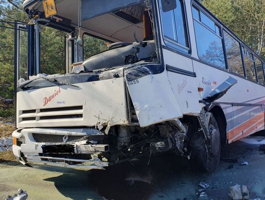 2 osoby nie żyją, 3 są poszkodowane. Osobówka wpadła w poślizg i zderzyła się czołowo z autobusem